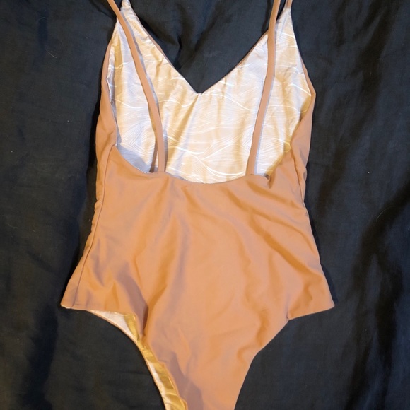 The girl and the water Malibu One Piece - Picture 3 of 5